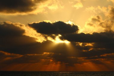 Gün batımında ufukta gökyüzünün parlak kırmızı ışığı. Kuzey İsrail 'de Akdeniz' de Günbatımı 