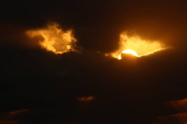 Gün batımında ufukta gökyüzünün parlak kırmızı ışığı. Kuzey İsrail 'de Akdeniz' de Günbatımı 