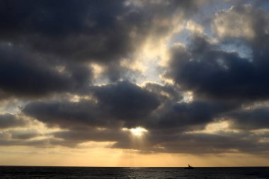 Gün batımında ufukta gökyüzünün parlak kırmızı ışığı. Kuzey İsrail 'de Akdeniz' de Günbatımı 
