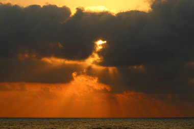 Gün batımında ufukta gökyüzünün parlak kırmızı ışığı. Kuzey İsrail 'de Akdeniz' de Günbatımı 