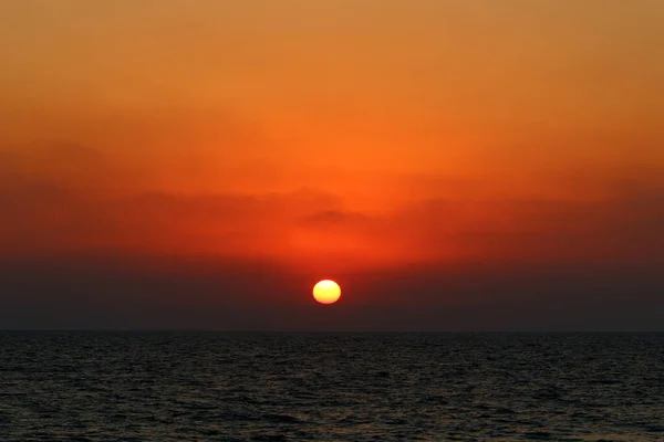 Огненно Красное Освещение Неба Над Горизонтом Закате Закат Средиземном Море — стоковое фото