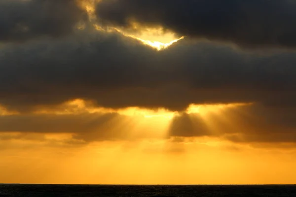 夕阳西下 天空在地平线上燃烧着炽热的红色光芒 以色列北部地中海的日落 — 图库照片