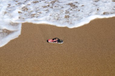 Akdeniz kıyısındaki kumda ayak izleri. Kuzey İsrail 'deki kumlu sahil 