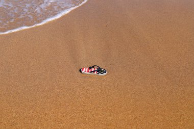 Akdeniz kıyısındaki kumda ayak izleri. Kuzey İsrail 'deki kumlu sahil 