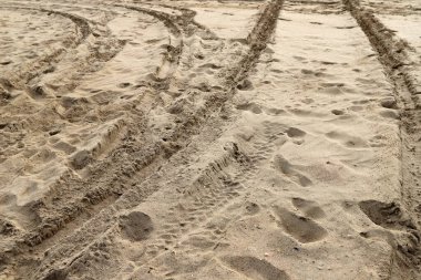 Akdeniz kıyısındaki kumda ayak izleri. Kuzey İsrail 'deki kumlu sahil 