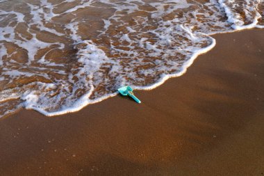 Akdeniz kıyısındaki kumda ayak izleri. Kuzey İsrail 'deki kumlu sahil 