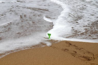 Akdeniz kıyısındaki kumda ayak izleri. Kuzey İsrail 'deki kumlu sahil 