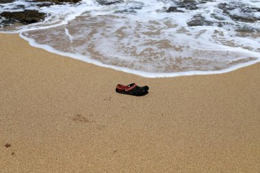 Akdeniz kıyısındaki kumda ayak izleri. Kuzey İsrail 'deki kumlu sahil 