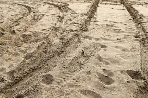 Akdeniz kıyısındaki kumda ayak izleri. Kuzey İsrail 'deki kumlu sahil 