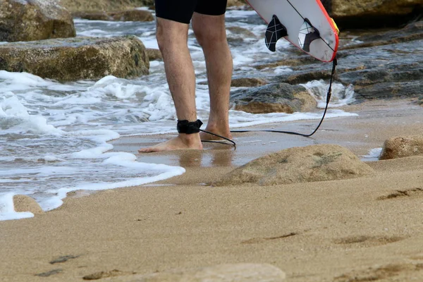 Ślady Stóp Piasku Wybrzeżu Morza Śródziemnego Piaszczysta Plaża Północnym Izraelu — Zdjęcie stockowe