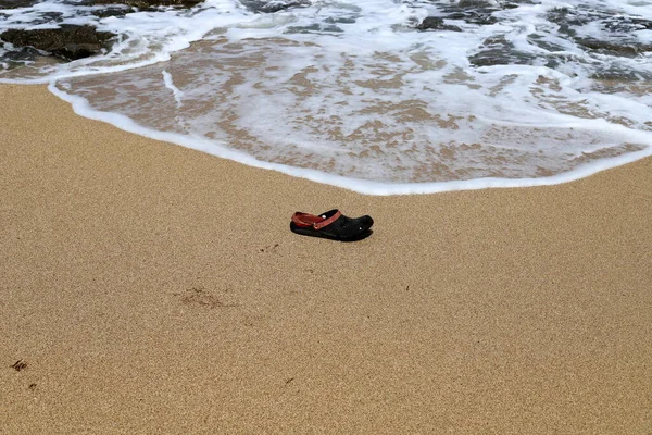 Akdeniz kıyısındaki kumda ayak izleri. Kuzey İsrail 'deki kumlu sahil 