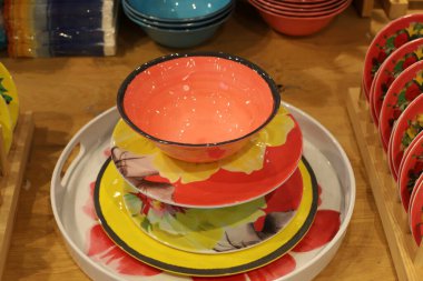 Mutfak gereçleri İsrail 'de bir mağazada satılıyor. 