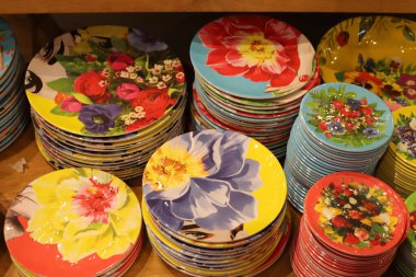 Mutfak gereçleri İsrail 'de bir mağazada satılıyor. 