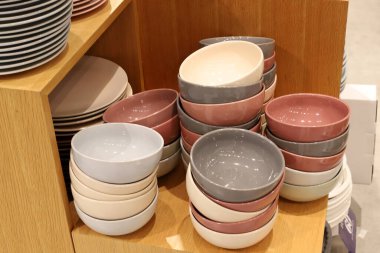 Mutfak gereçleri İsrail 'de bir mağazada satılıyor. 