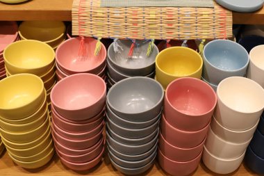 Mutfak gereçleri İsrail 'de bir mağazada satılıyor. 