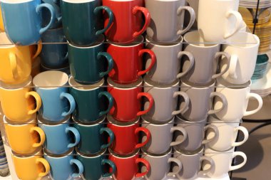 Mutfak gereçleri İsrail 'de bir mağazada satılıyor. 