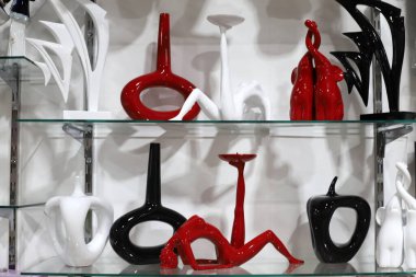 Mutfak gereçleri İsrail 'de bir mağazada satılıyor. 