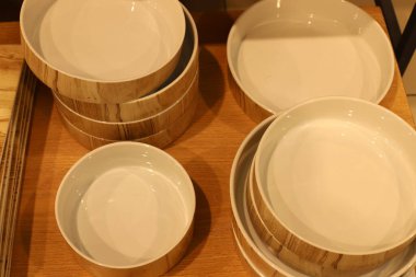 Mutfak gereçleri İsrail 'de bir mağazada satılıyor. 