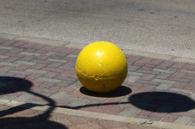 İsrail 'in büyük bir şehrinde kaldırım boyunca renkli direkler ve kaldırımlar. Güvenli yaya geçidi için inşa edildi. 