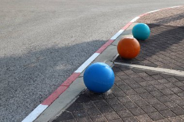 İsrail 'in büyük bir şehrinde kaldırım boyunca renkli direkler ve kaldırımlar. Güvenli yaya geçidi için inşa edildi. 