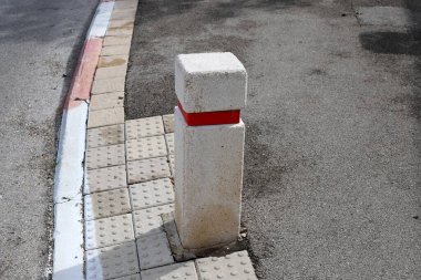 İsrail 'in büyük bir şehrinde kaldırım boyunca renkli direkler ve kaldırımlar. Güvenli yaya geçidi için inşa edildi. 