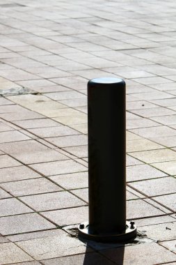 İsrail 'in büyük bir şehrinde kaldırım boyunca renkli direkler ve kaldırımlar. Güvenli yaya geçidi için inşa edildi. 