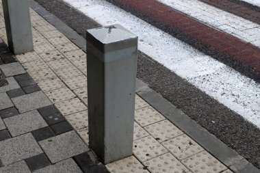 İsrail 'in büyük bir şehrinde kaldırım boyunca renkli direkler ve kaldırımlar. Güvenli yaya geçidi için inşa edildi. 