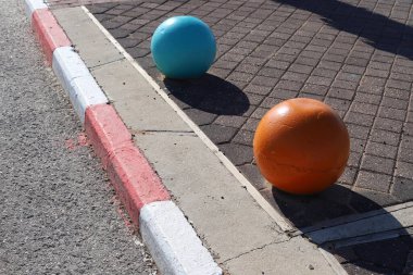 İsrail 'in büyük bir şehrinde kaldırım boyunca renkli direkler ve kaldırımlar. Güvenli yaya geçidi için inşa edildi. 