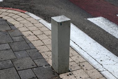 İsrail 'in büyük bir şehrinde kaldırım boyunca renkli direkler ve kaldırımlar. Güvenli yaya geçidi için inşa edildi. 