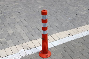 İsrail 'in büyük bir şehrinde kaldırım boyunca renkli direkler ve kaldırımlar. Güvenli yaya geçidi için inşa edildi. 