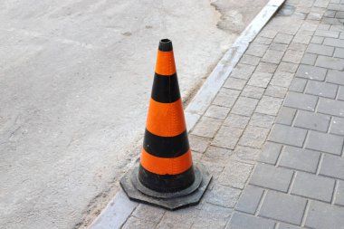 İsrail 'in büyük bir şehrinde kaldırım boyunca renkli direkler ve kaldırımlar. Güvenli yaya geçidi için inşa edildi. 