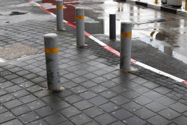 İsrail 'in büyük bir şehrinde kaldırım boyunca renkli direkler ve kaldırımlar. Güvenli yaya geçidi için inşa edildi. 