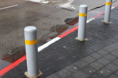 İsrail 'in büyük bir şehrinde kaldırım boyunca renkli direkler ve kaldırımlar. Güvenli yaya geçidi için inşa edildi. 