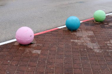 İsrail 'in büyük bir şehrinde kaldırım boyunca renkli direkler ve kaldırımlar. Güvenli yaya geçidi için inşa edildi. 