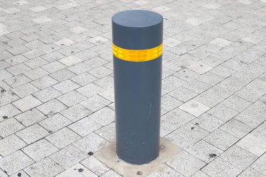 İsrail 'in büyük bir şehrinde kaldırım boyunca renkli direkler ve kaldırımlar. Güvenli yaya geçidi için inşa edildi. 