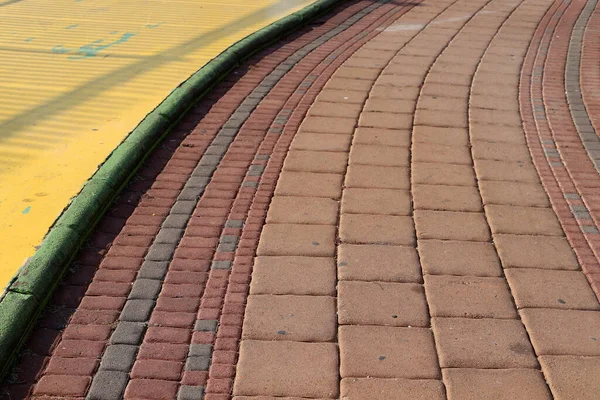 イスラエルの大都市の歩道に沿って色の棒や縁石 安全な歩行者通路のために構築 — ストック写真