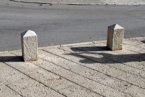 Цветные Шесты Бордюры Вдоль Тротуара Большом Городе Израиле Построен Безопасного — стоковое фото