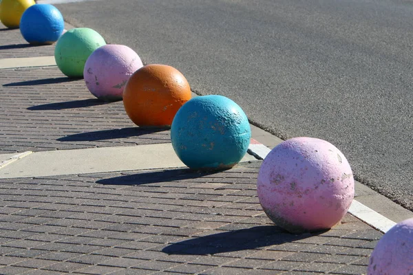 Poteaux Colorés Bordures Long Trottoir Dans Une Grande Ville Israël — Photo