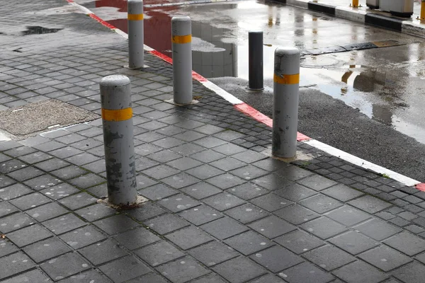 以色列一个大城市的人行道上 五颜六色的柱子和护栏 为安全行人通道而建造 — 图库照片