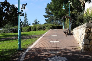 İsrail 'in kuzeyinde Akdeniz' de bir şehir parkında yaya yolu. 