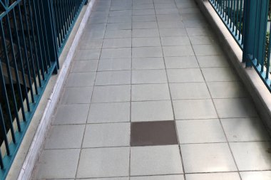 İsrail 'in kuzeyinde Akdeniz' de bir şehir parkında yaya yolu. 