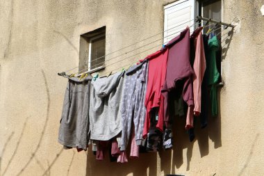 Pencere ve balkonlarda çamaşır ipleri kuruyor. İsrail 'deki konutların mimari detayları 