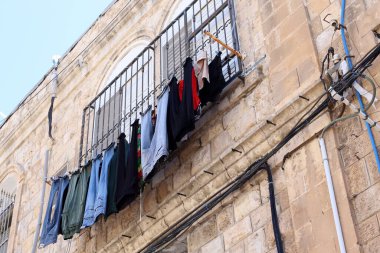 Pencere ve balkonlarda çamaşır ipleri kuruyor. İsrail 'deki konutların mimari detayları 
