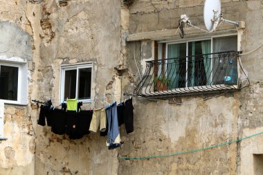 Pencere ve balkonlarda çamaşır ipleri kuruyor. İsrail 'deki konutların mimari detayları 