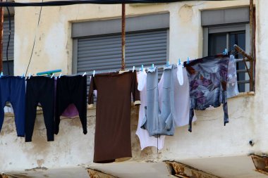 Pencere ve balkonlarda çamaşır ipleri kuruyor. İsrail 'deki konutların mimari detayları 