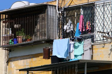 Pencere ve balkonlarda çamaşır ipleri kuruyor. İsrail 'deki konutların mimari detayları 