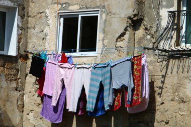 Pencere ve balkonlarda çamaşır ipleri kuruyor. İsrail 'deki konutların mimari detayları 