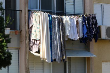 Pencere ve balkonlarda çamaşır ipleri kuruyor. İsrail 'deki konutların mimari detayları 