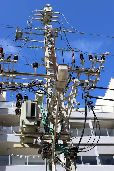 Poste Soporte Metal Con Aisladores Cables Eléctricos Contra Cielo Azul —  Fotos de Stock