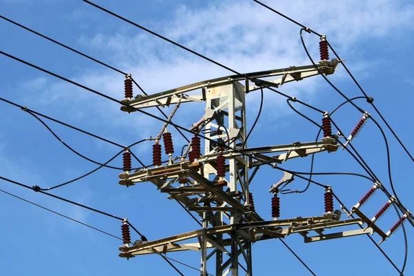 Poste Soporte Metal Con Aisladores Cables Eléctricos Contra Cielo Azul — Foto de Stock